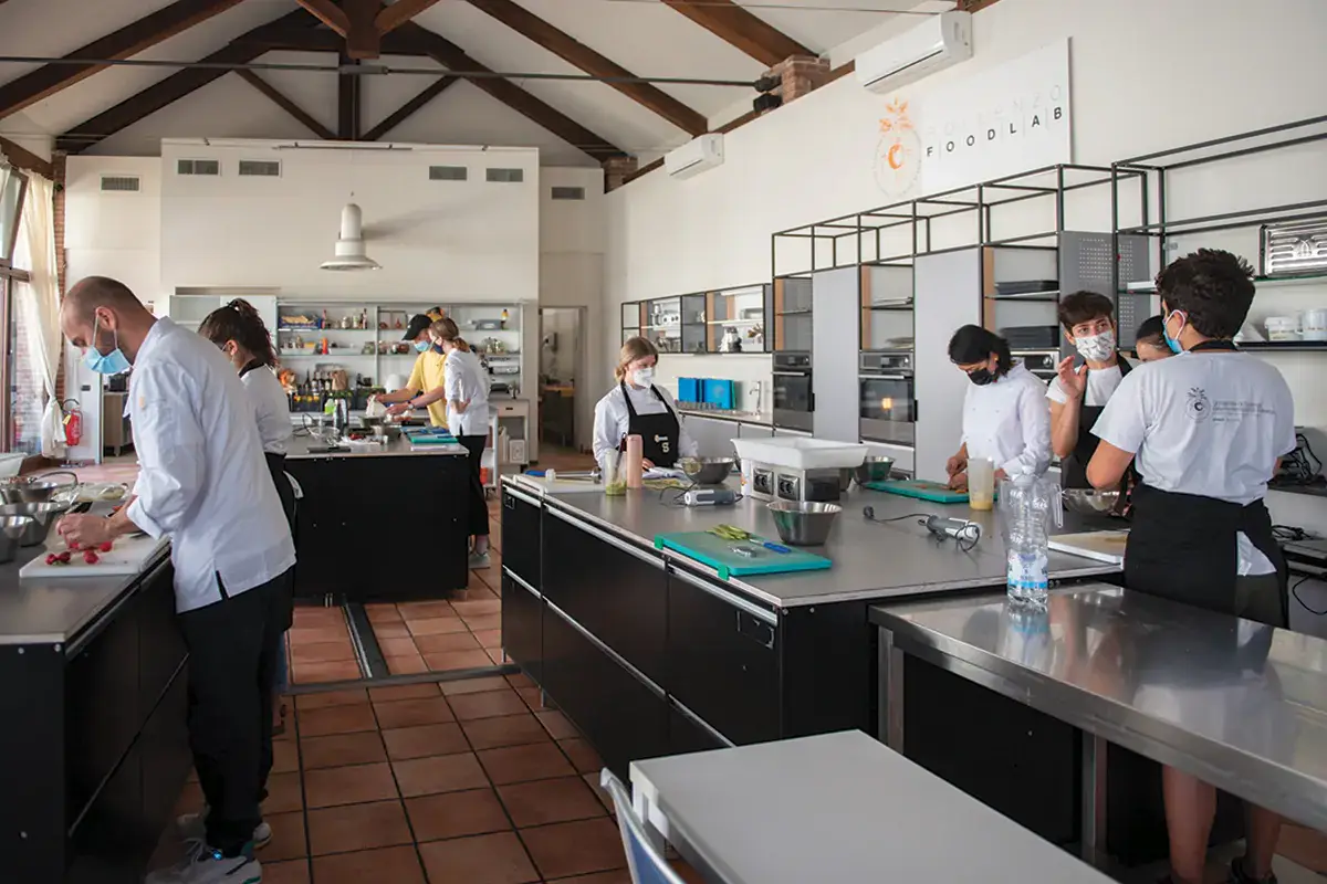 Studenti impegnati nel Pollenzo FoodLab dove sono presenti i macchinari Esmach Non solo macchinari, Esmach insegna il valore del lavoro ai giovani del Pollenzo FoodLab