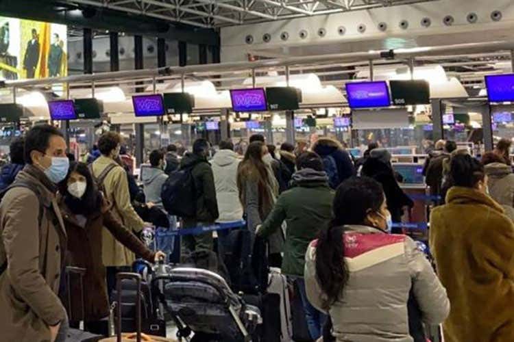 Malpensa alle prime ore di venerdì mattina - Mezzi sold out e tornelli scavalcati L'esodo milanese fa paura