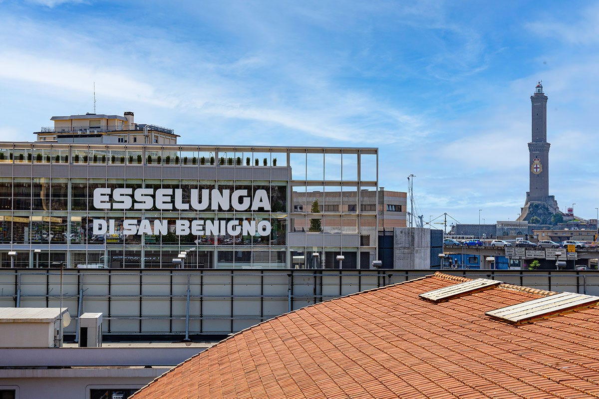 La facciata del nuovo supertstore con vista Lanterna Esselunga a Genova a quota 186 negozi