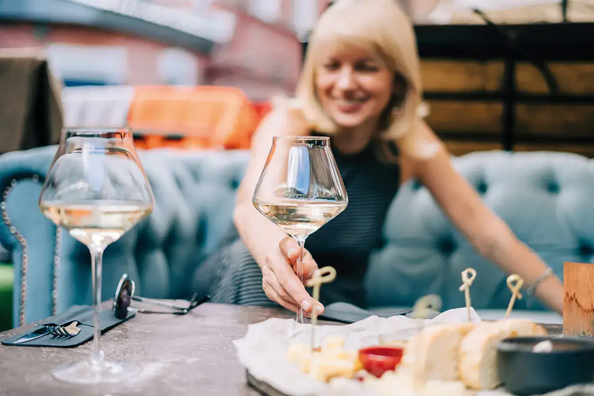 Estate e bollicine: ecco quali vini stappare in compagnia