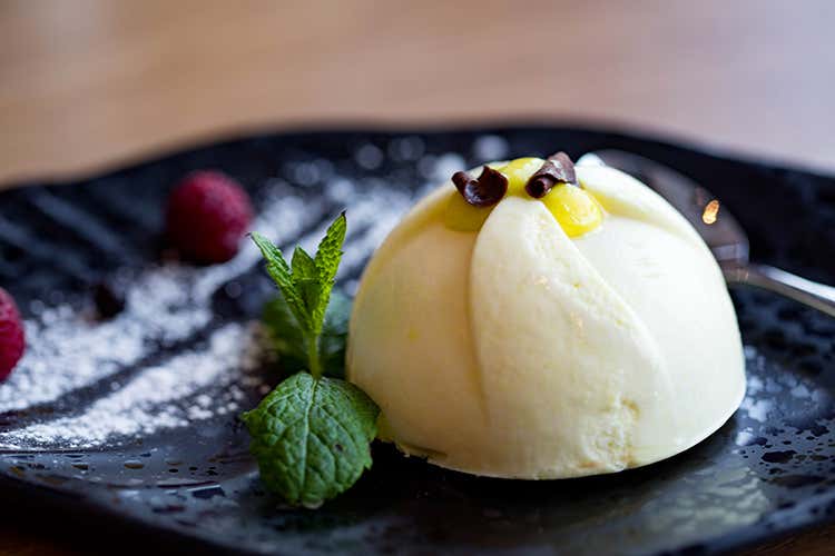 (Estate, stagione di gelati Gusti orientali e mix alcolici)