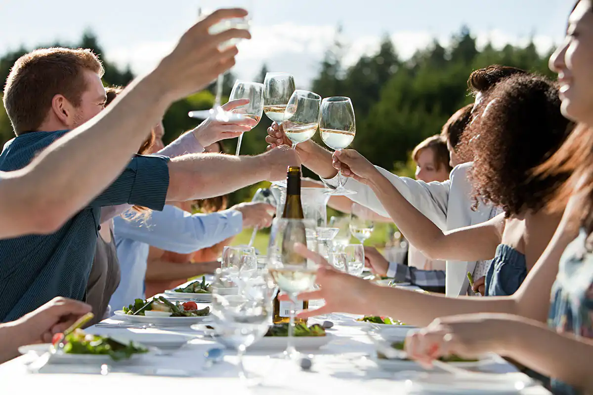 Estate, torna la convivialit&agrave; Si brinda con vini leggeri e suadenti