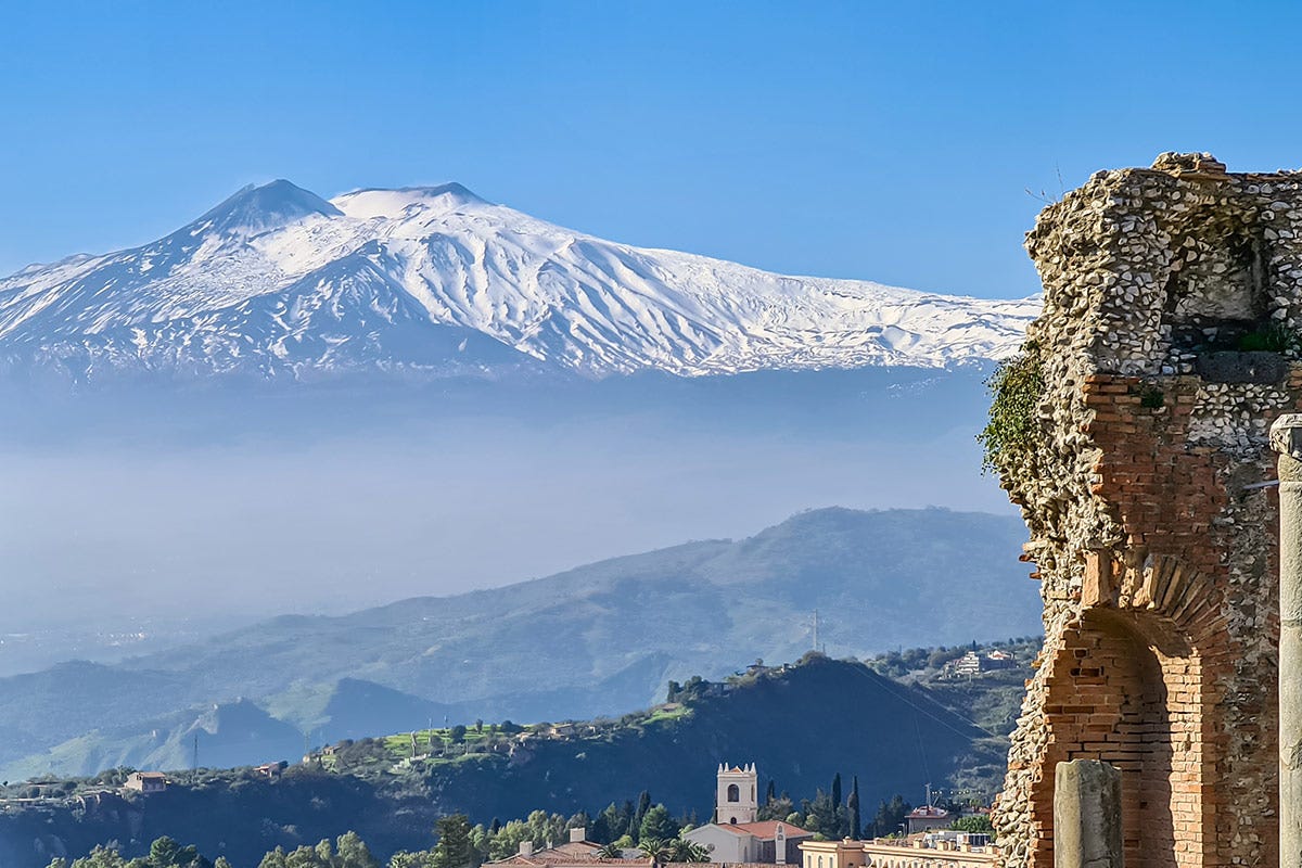 L'Etna visto da Taormina Etna e dintorni meta ideale per le vacanze invernali