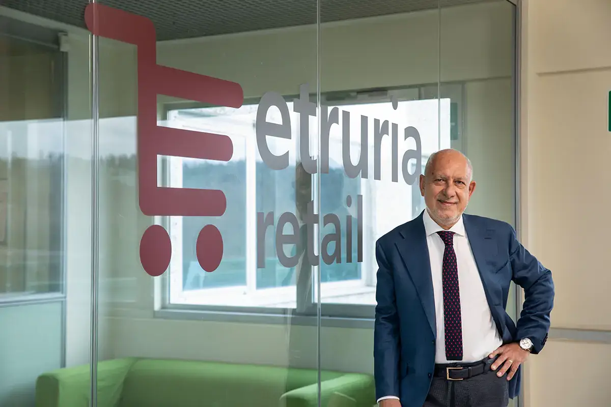 Graziano Costantini, direttore generale di Etruria Retail Etruria Retail, 60 anni di attivit&agrave;. Festa con i clienti e la chef Silvia Baracchi
