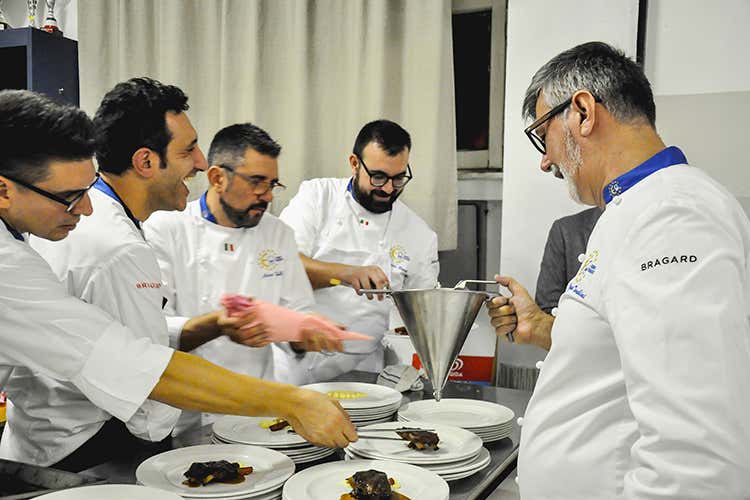 Giorgio Sanchez, Fabio Silva, Marco Valli, Francesco Rapetti e Gianni Tarabini (Euro-Toques, cena solidale sold out Derflingher: È bello dare una mano)