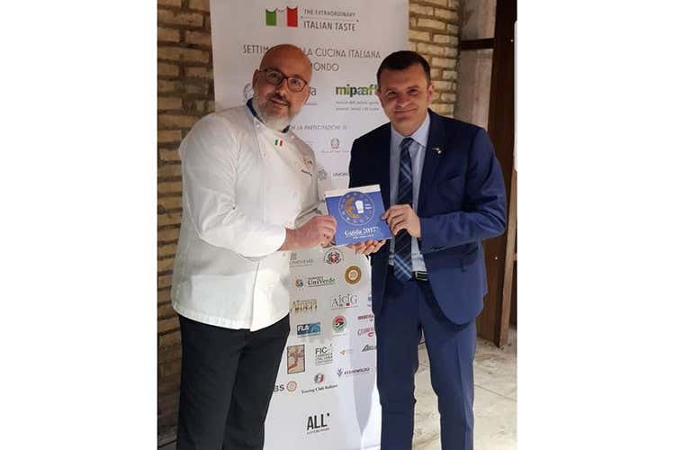 Antonino Fratello e Gian Marco Centinaio (Euro-Toques presente In tour per la Cucina italiana nel mondo) Antonino Fratello e Gian Marco Centinaio (Euro-Toques presente In tour per la Cucina italiana nel mondo)