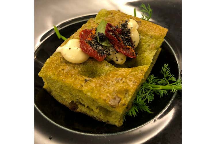 Focaccina ai friarielli con maionese di alici di Cetara e pomodorino del Vesuvio confit (Euro-Toques, soci a quota 300 In squadra anche Pepe e Bartolini)