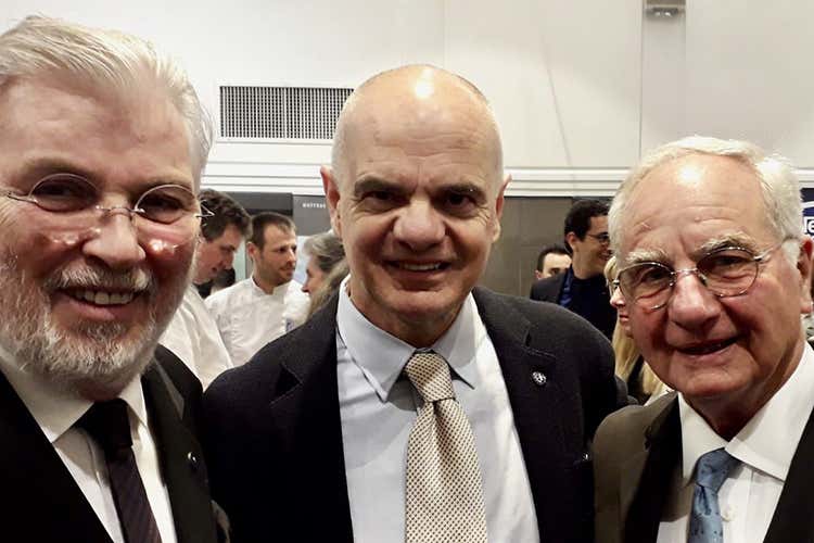 Henri Charvet, Enrico Derflingher e Bernard Fournier (Euro-Toques Francia Educazione alimentare per i piccoli) Henri Charvet, Enrico Derflingher e Bernard Fournier (Euro-Toques Francia Educazione alimentare per i piccoli)