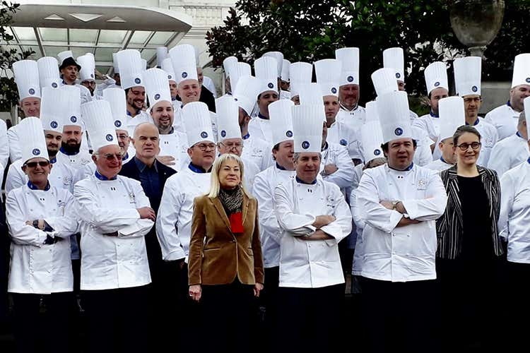 Foto di gruppo per i cuochi di Euro-Toques Francia (Euro-Toques Francia Educazione alimentare per i piccoli)