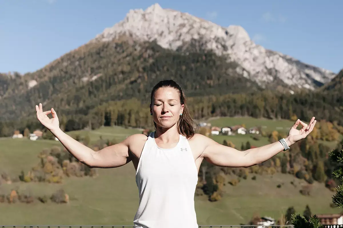Yoga sulla terrazza zen dell&rsquo;Excelsior Dolomites Life Resort Yoga retreat: hotel e resort per ricaricarsi a Primavera