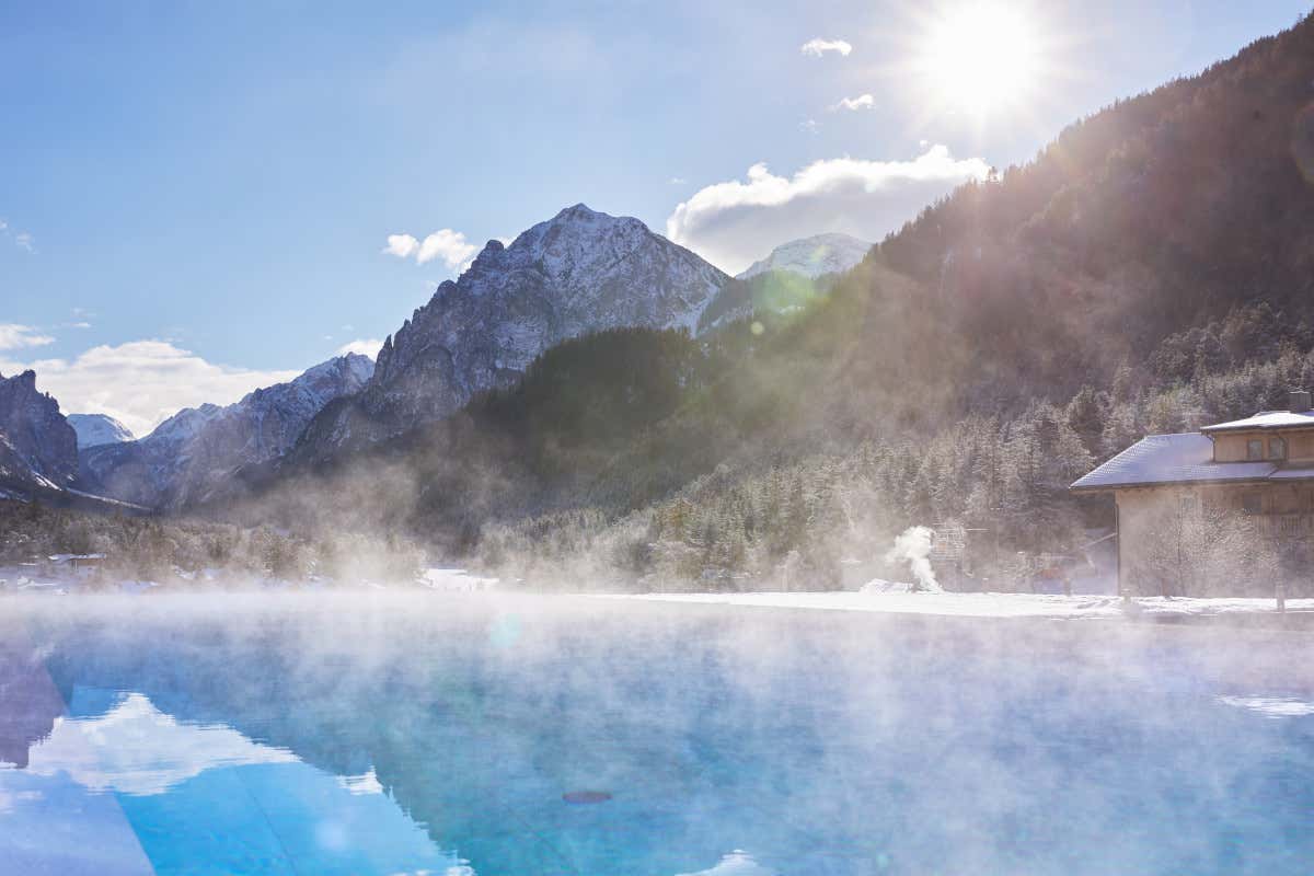 Sul rooftop della Sky Spa dell’Excelsior Dolomites Life Resort, è situata l’infinity pool con acqua a 33 gradi  