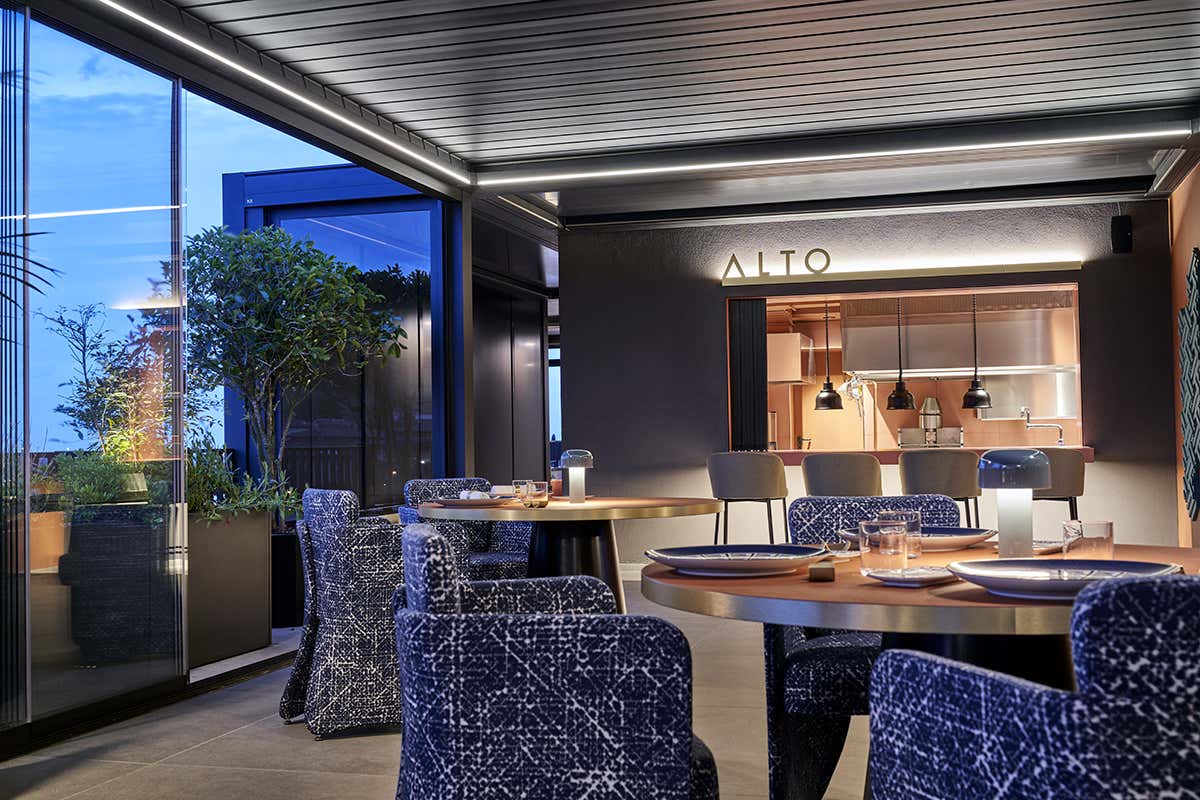 Il ristorante Alto sul rooftop dell'Executive Spa Hotel offre una cena gourmet con vista sul plenilunio grazie al soffitto basculante