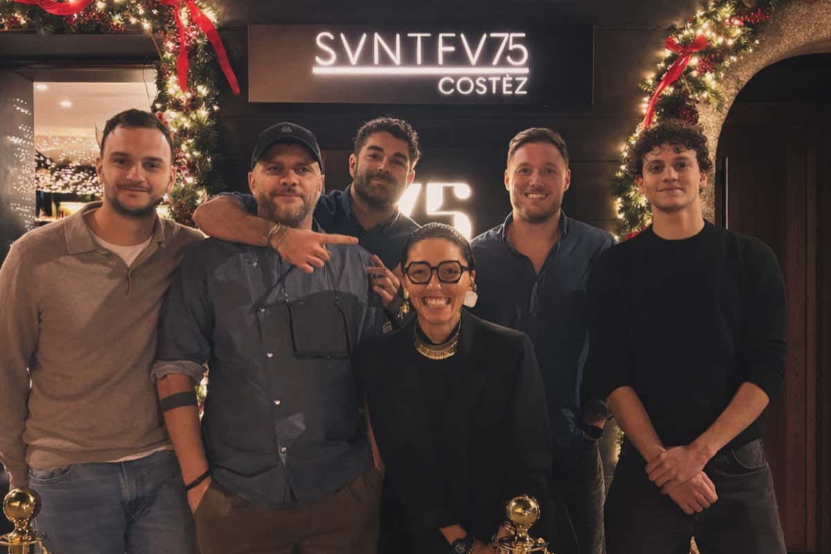 Seventyfive Costez: da sinistra il direttore Michele Binetti, lo chef Andrea Cavalleri e alcuni membri dello staff