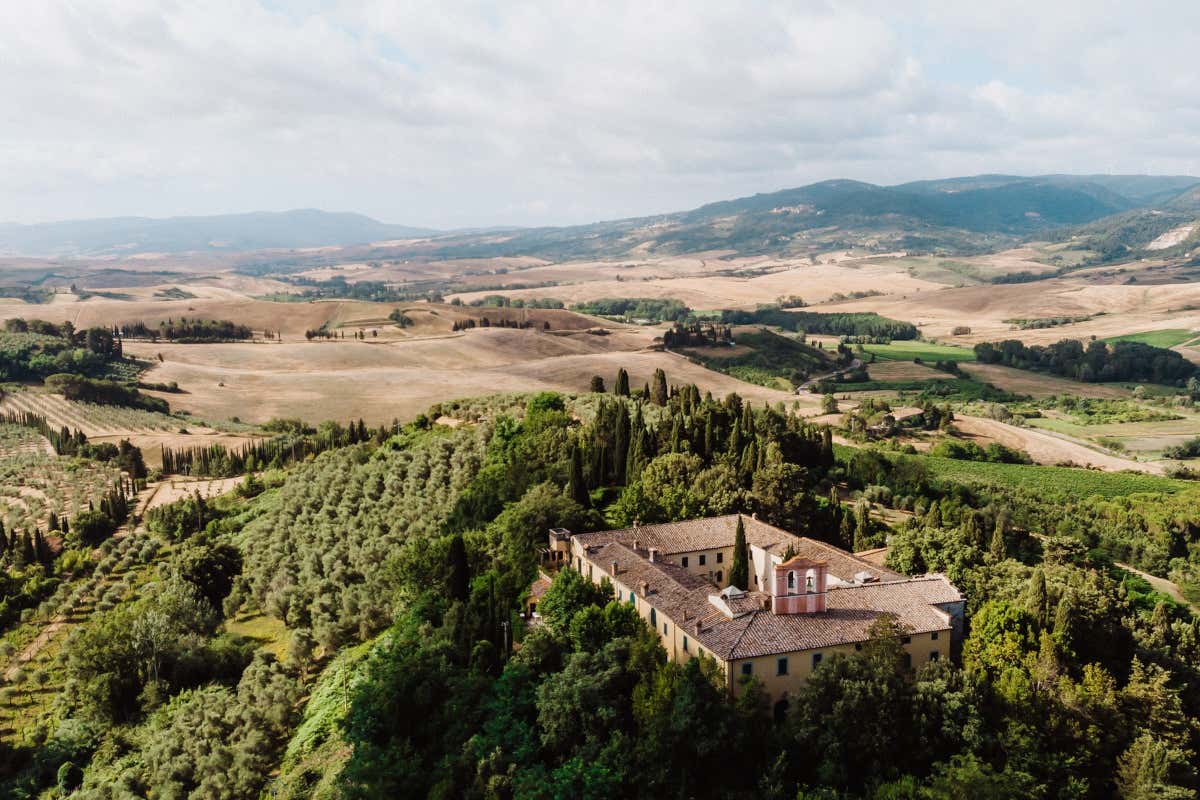 Badia di Morrona è una tenuta storica di proprietà della famiglia Gaslini Alberti Badia di Morrona dove il vino incontra la storia millenaria di un’abbazia toscana