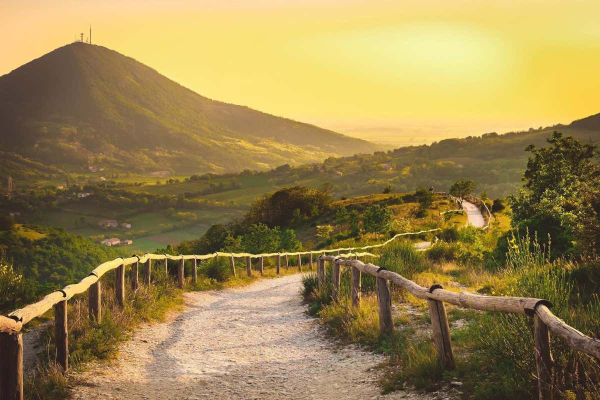 Borgo Petrarca, una poesia di relax e natura tra i Colli Euganei Borgo Petrarca, una poesia di relax e natura tra i Colli Euganei