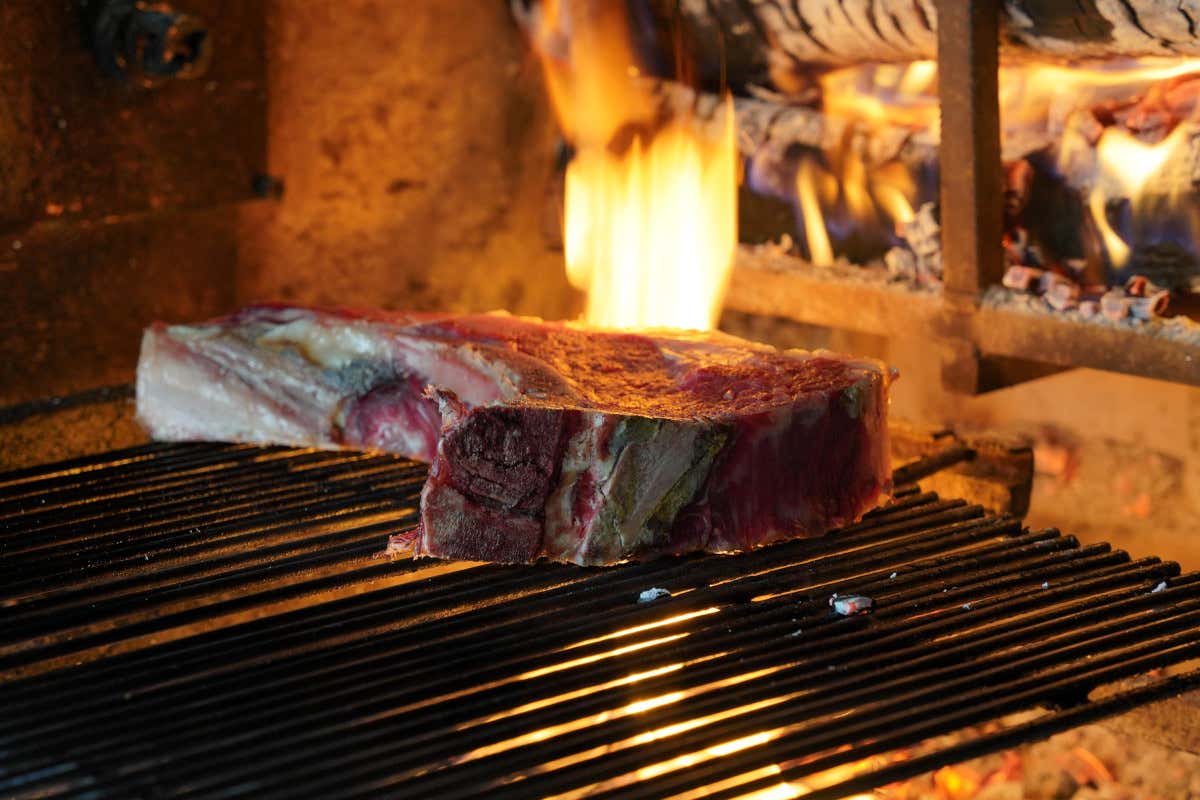 Prezzi record e frollature lunghe: la carne dry aged tra esperienza gastronomica e moda