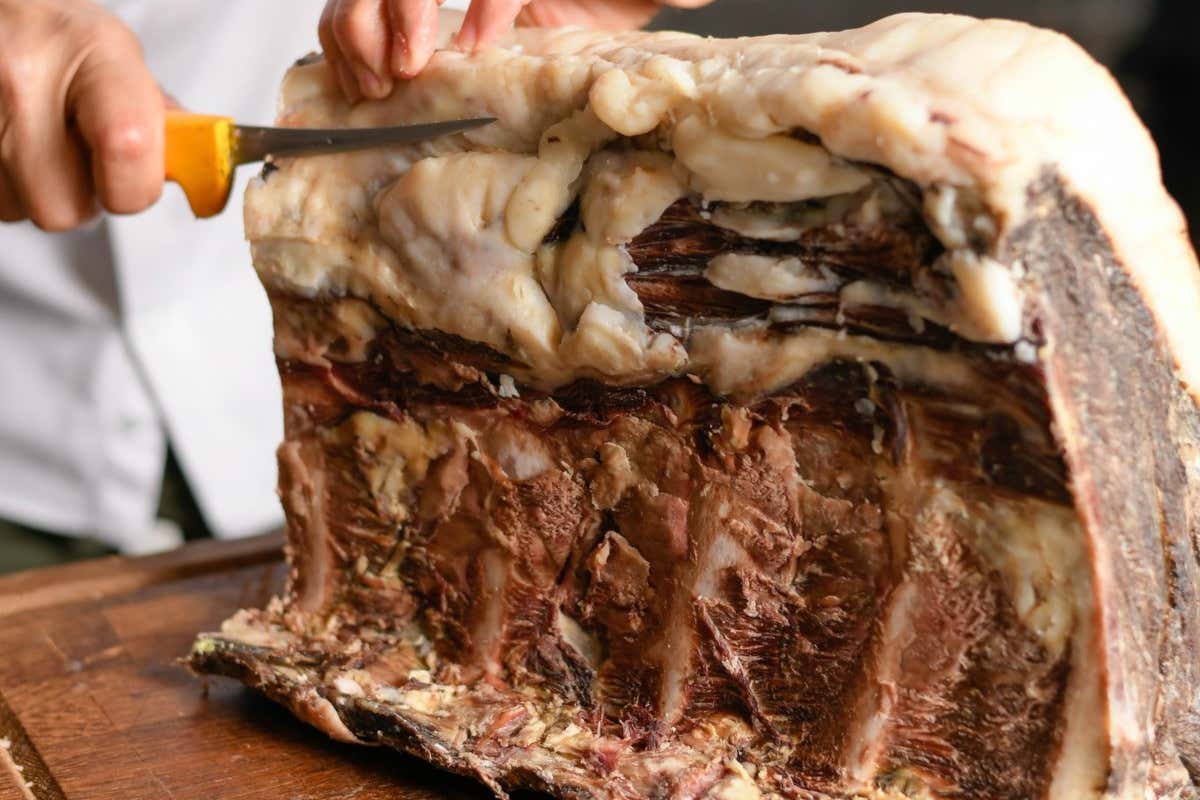 Prezzi record e frollature lunghe: la carne dry aged tra esperienza gastronomica e moda