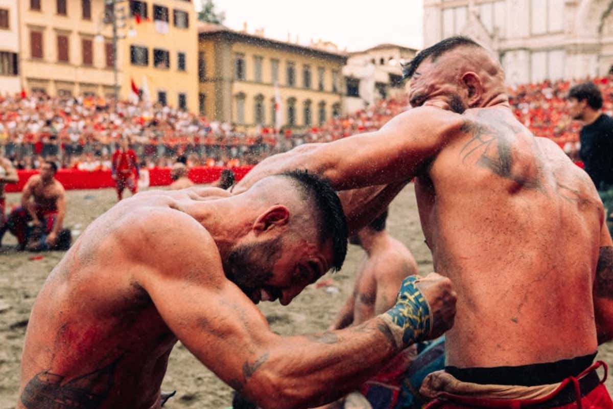 Un momento della finale di Calcio Fiorentino tra gli Azzurri di Santa Croce e i Rossi di Santa Maria Novella