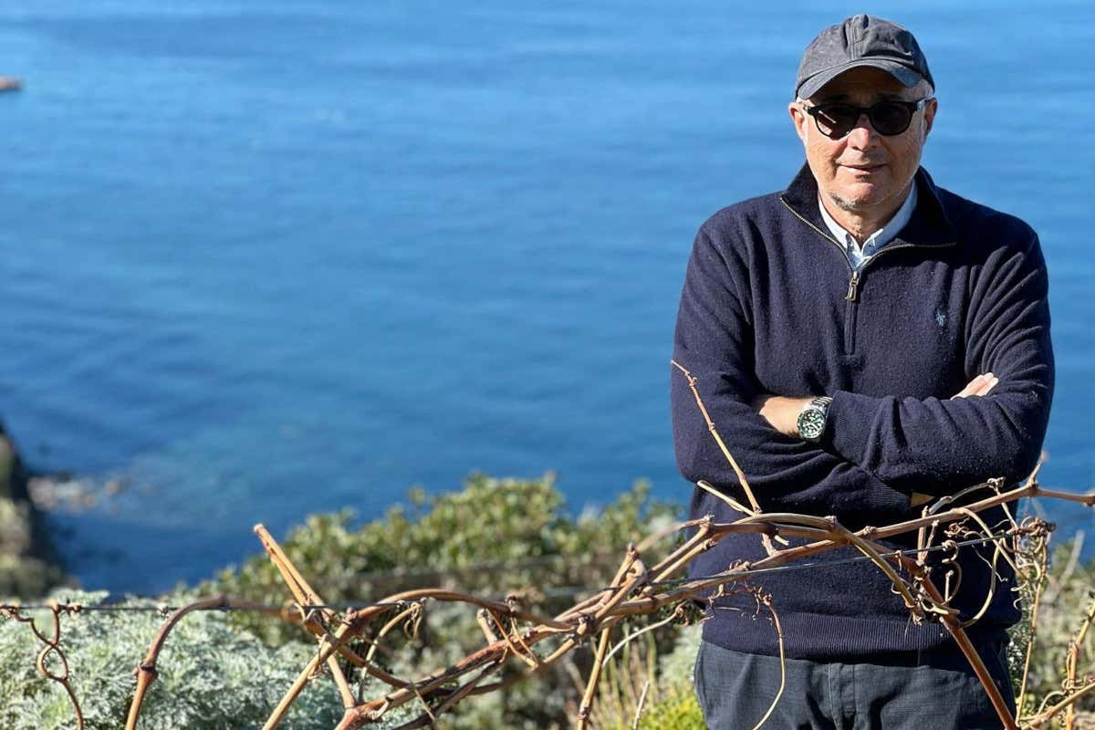 Nino Caravaglio, il vignaiolo che racconta le Eolie attraverso il lavoro della terra Nino Caravaglio, il vignaiolo che racconta le Eolie attraverso il lavoro della terra