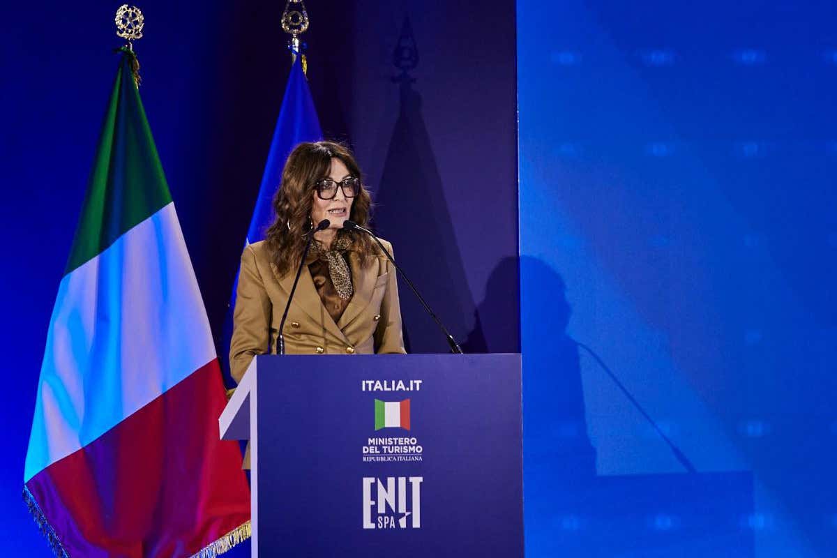 Rivoluzione a scuola: Santanchè vuole spostare le vacanze per destagionalizzare il turismo