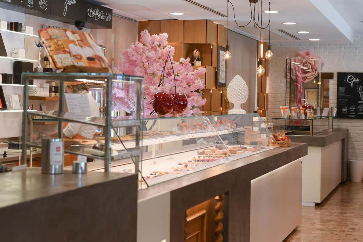 Il bancone di una pasticceria di Fabrizio Galla