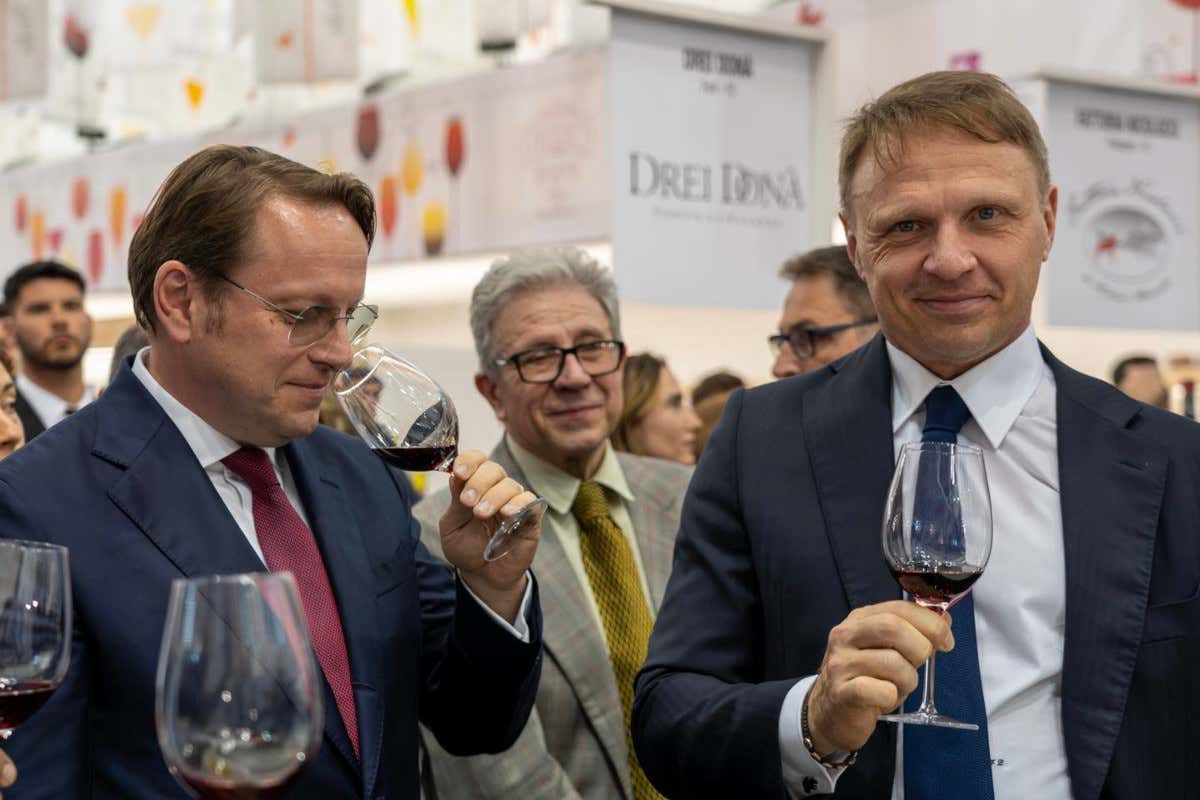 Vinitaly, Lollobrigida: «Il legame tra vino e cucina è inscindibile» Vinitaly, Lollobrigida: «Il legame tra vino e cucina è inscindibile»