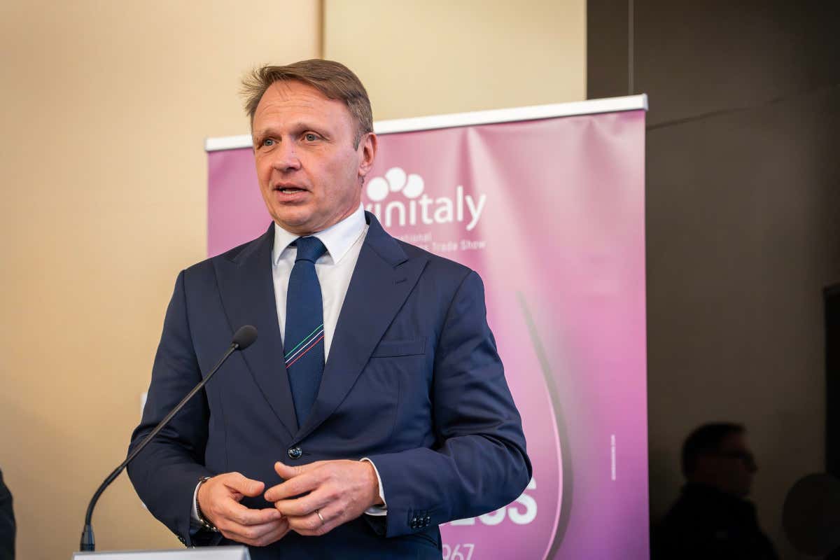 Vinitaly, Lollobrigida: «Il legame tra vino e cucina è inscindibile» Vinitaly, Lollobrigida: «Il legame tra vino e cucina è inscindibile»