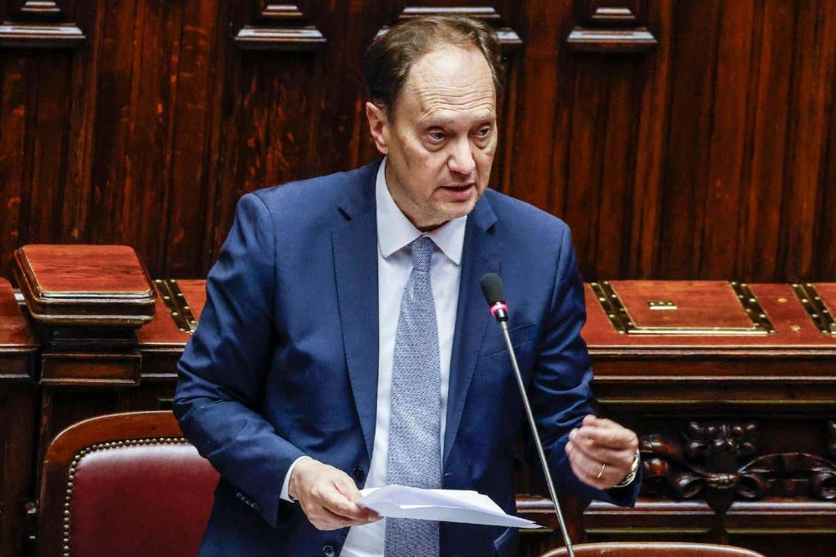 Manovra 2026, caos sugli affitti brevi: l’aumento della cedolare spacca la maggioranza