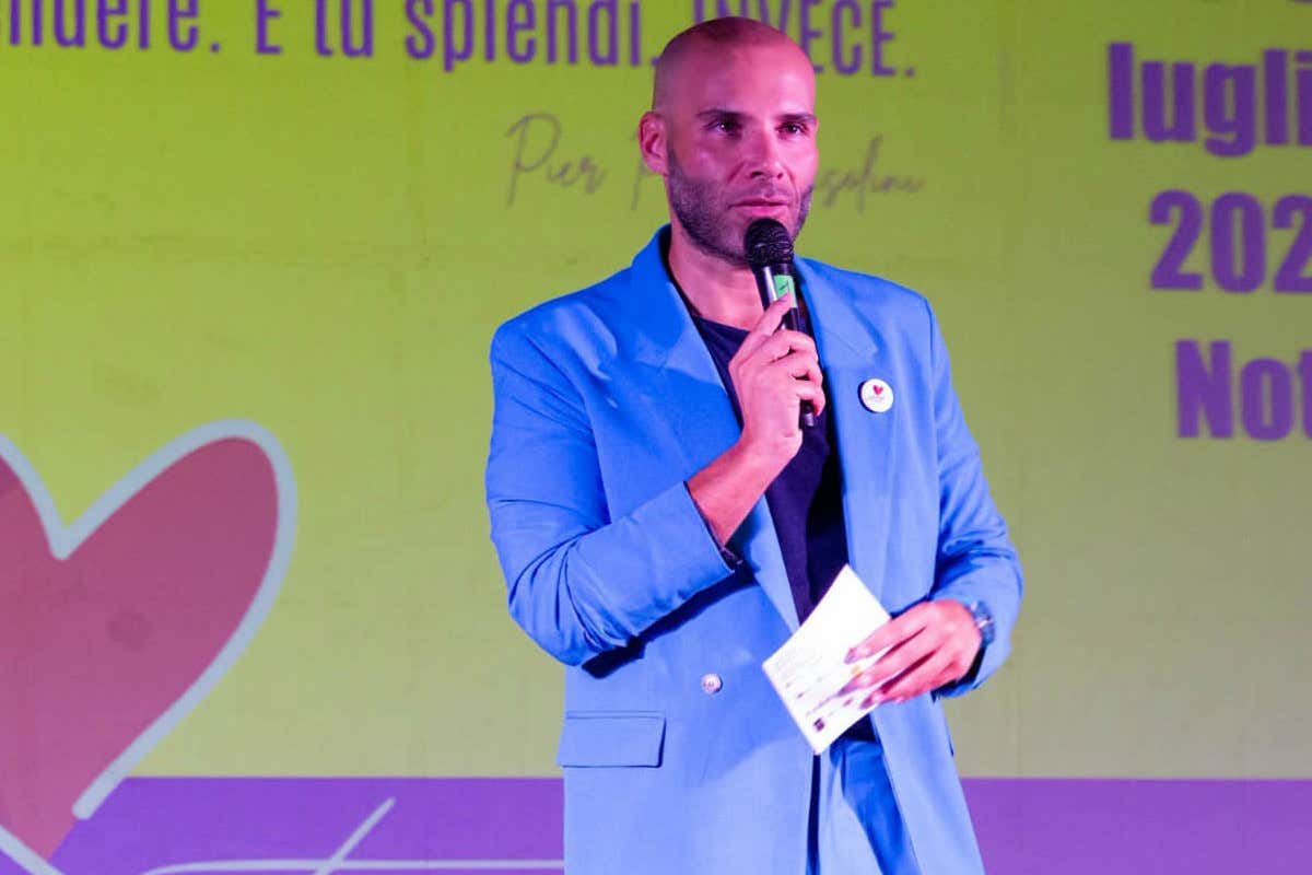 Pistacchio verde, cuore rosa: il gelato “gay” che divide Catania Pistacchio verde, cuore rosa: il gelato “gay” che divide Catania