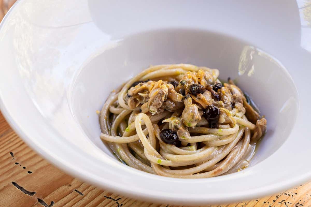 Osteria Al Turbine: Spaghettone Fracasso scottato alla brace, vongole fresche, crema di aglio nero e bottarga