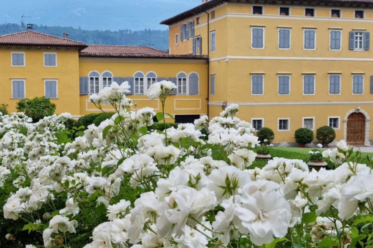 Il Parco Guerrieri Gonzaga riapre con la mostra mercato Rosa Rosae