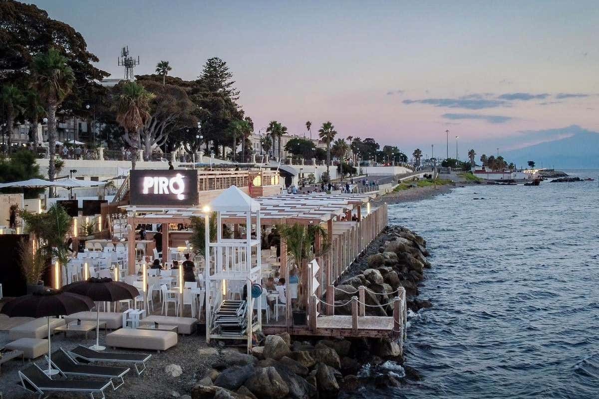 Piro Piro a Reggio Calabria Stessa spiaggia stesso...drink: il beach club si sceglie (anche) per cocktail e vini