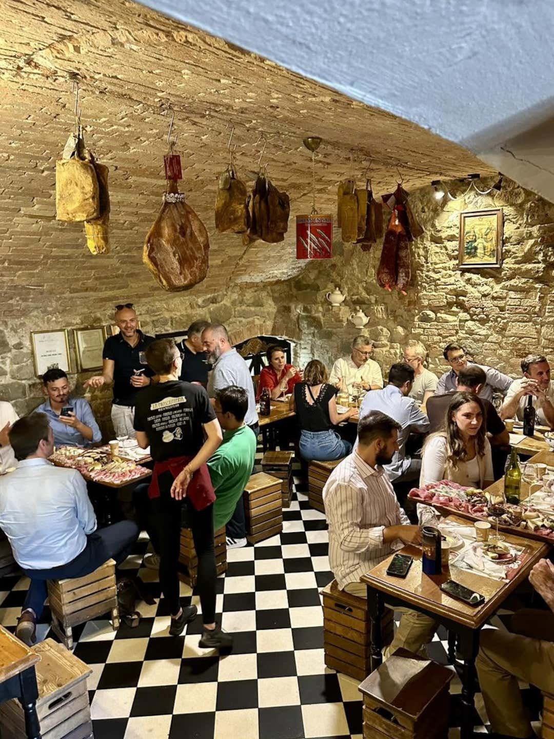 Prosciutteria, una bottega d'altri tempi dove i taglieri artigianali e la convivialità sono i veri protagonisti
