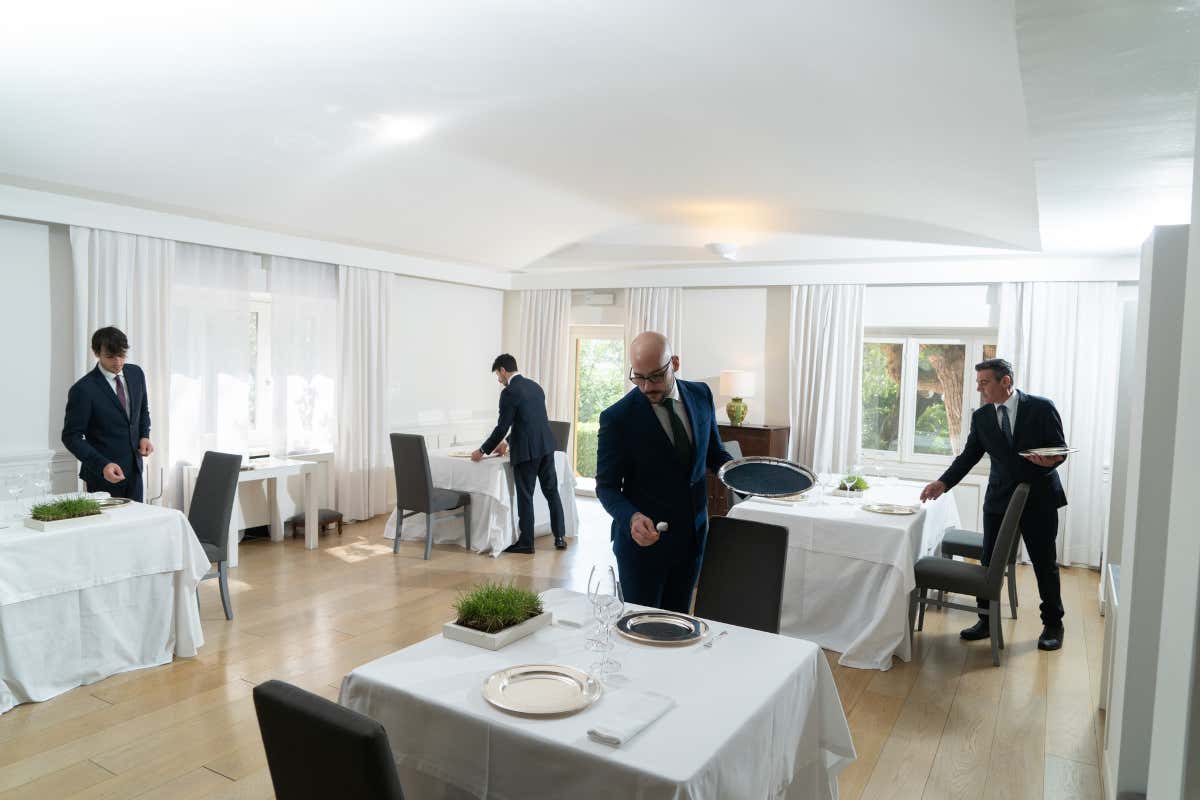 Il personale di sala al lavoro a La Trota La Trota di Rivodutri tre generazioni di Serva per il tempio del pesce d’acqua dolce Il personale di sala al lavoro a La Trota La Trota di Rivodutri tre generazioni di Serva per il tempio del pesce d’acqua dolce