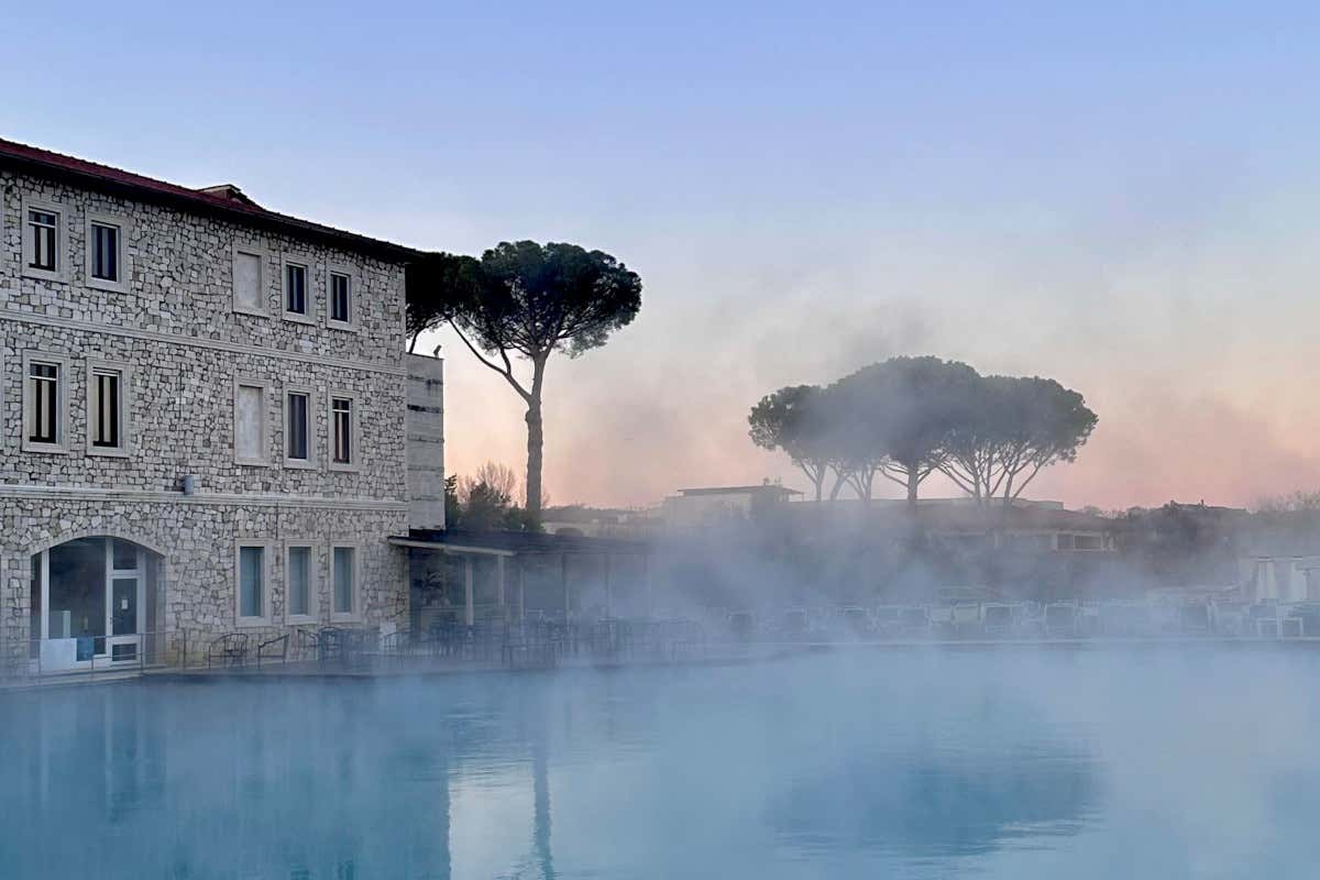 Dalla carrozza al green: vivere il lusso autentico tra treno, golf e spa termale