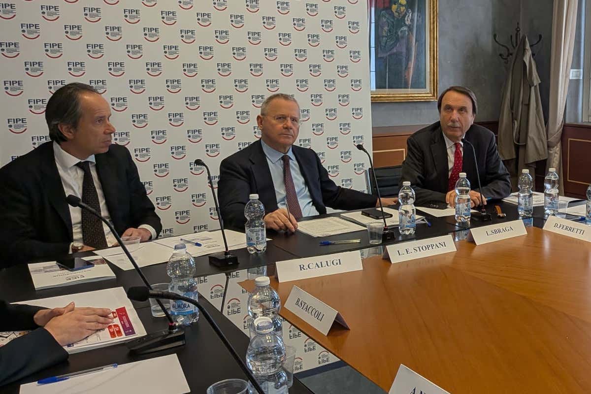 Da sinistra: il dg Roberto Calugi, il presidente Lino Stoppani e il vicedirettore generale Luciano Sbraga durante la presentazione del Rapporto Fipe 2026
