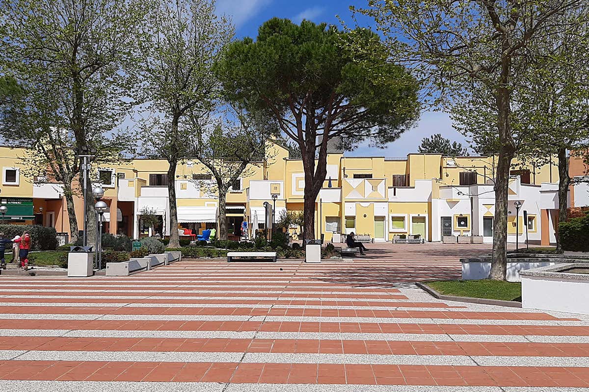 Piazza del Mercato Albarella, vacanze slow nell’isola green alla Foce del Po