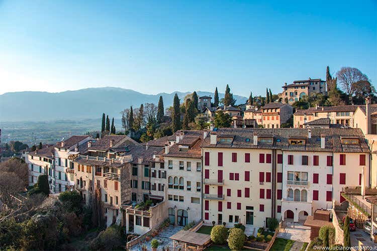 Il borgo di Asolo visto da via Canova - Viaggio tra i borghi d'Italia Asolo, la citt&agrave; dai cento orizzonti