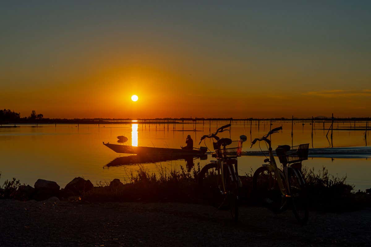 Tramonto in laguna Albarella, vacanze slow nell’isola green alla Foce del Po