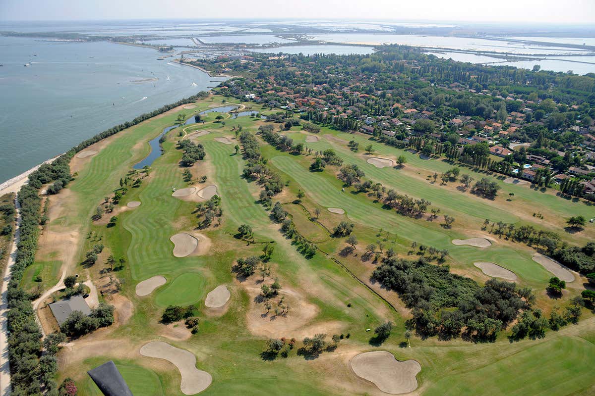 Il campo da golf Albarella, vacanze slow nell’isola green alla Foce del Po