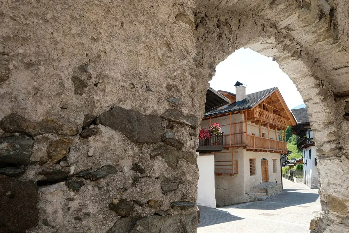Uno scorcio del borgo trentino Mezzano nel&nbsp; Primiero&nbsp; borgo gioiello del Trentino