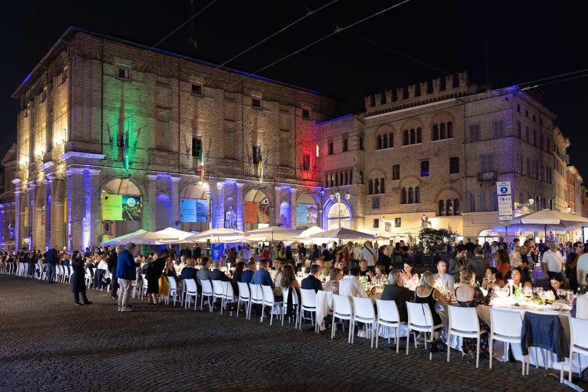 Cena dei Mille, sotto il cielo di Parma brillano anche le Tre Stelle di Perbellini Cena dei Mille, sotto il cielo di Parma brillano anche le Tre Stelle di Perbellini