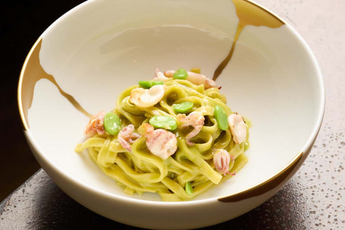 Fettuccine con pesto di fave e calamaretti