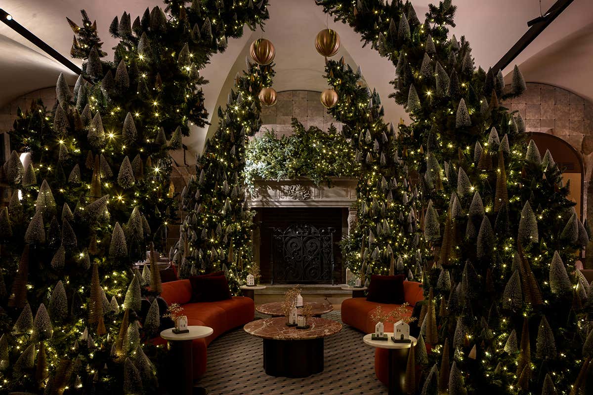 I migliori allestimenti natalizi 2025 degli hotel: Four Seasons Hotel Milano