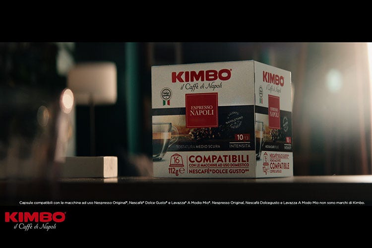Un frame del nuovo spot Kimbo dedicato alle capsule compatibili “Kimbo, una tazza di Napoli” Capsule compatibili on air