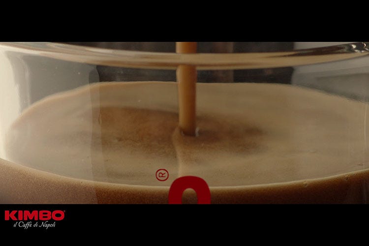 Lo spot racconta l'eccellenza della cultura del caffè, che in Kimbo ha radici profonde “Kimbo, una tazza di Napoli” Capsule compatibili on air