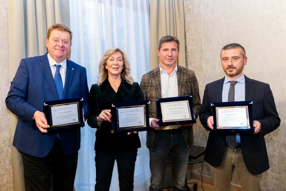 Da sinistra: Silvano Brescianini, Roberta Bianchi, Aldo Rainoldi, Gabriele Picchi viniplus Da sinistra: Silvano Brescianini, Roberta Bianchi, Aldo Rainoldi, Gabriele Picchi viniplus