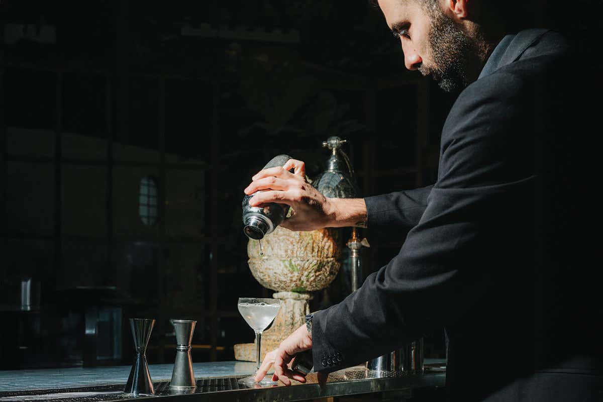 Fabio Fanni, bar manager di Locale Firenze, prepara il suo cocktail Oliva