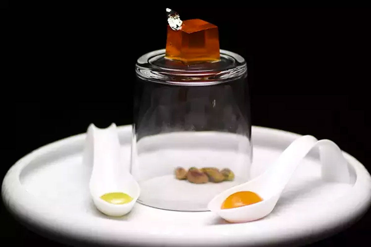 A...a'perol al contrario con oliva sferica, prosciutto e melone e pistacchi di Daniel Facen La cucina molecolare? È quella che sa guardare avanti