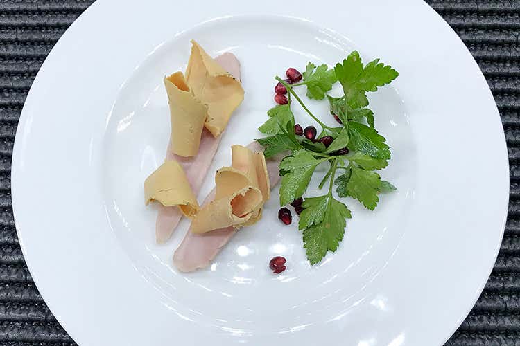Fagianella al foie gras marinato, insalata al prezzemolo e melograno (Fagianella al foie gras marinato, insalata al prezzemolo e melograno)